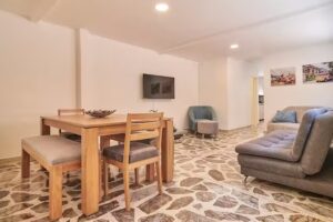 5 Star Homes – Hermosa casa con terraza en Laureles