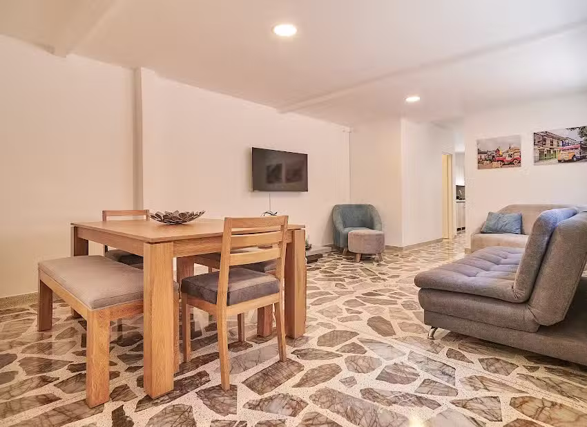 5 Star Homes &ndash; Hermosa casa con terraza en Laureles