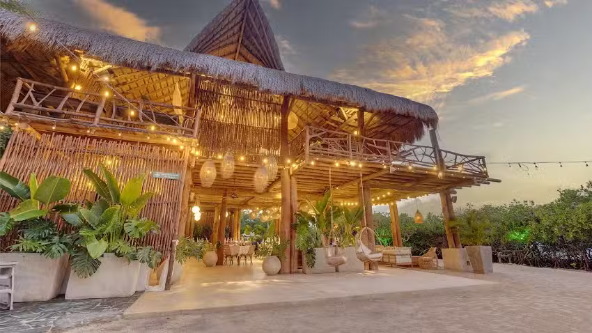 Aura Hotel Bar&uacute;