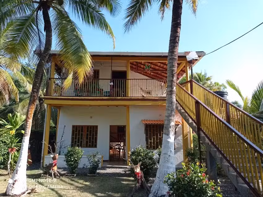 Caba&ntilde;a Entre Palmeras