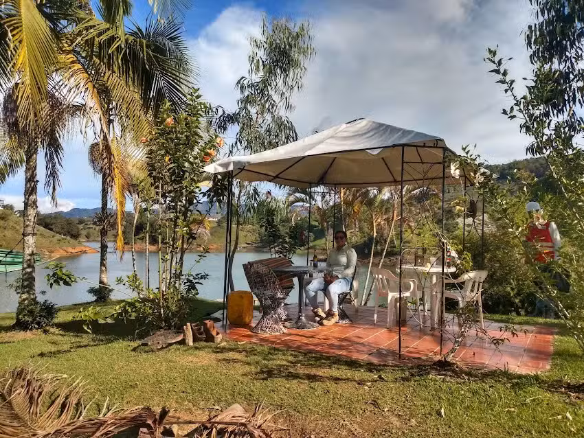 Caba&ntilde;a Paradise En Guatap&eacute;