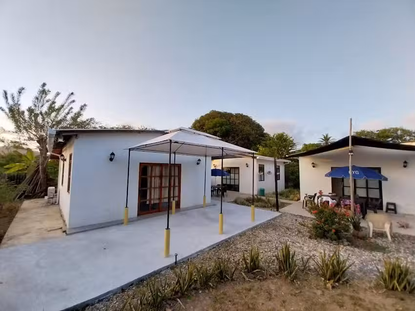 Caba&ntilde;as Bakuru frente al mar Puerto escondido C&oacute;rdoba Colombia