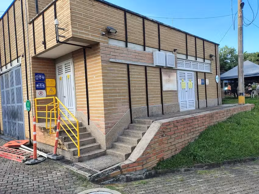 Edificio camino de la floresta