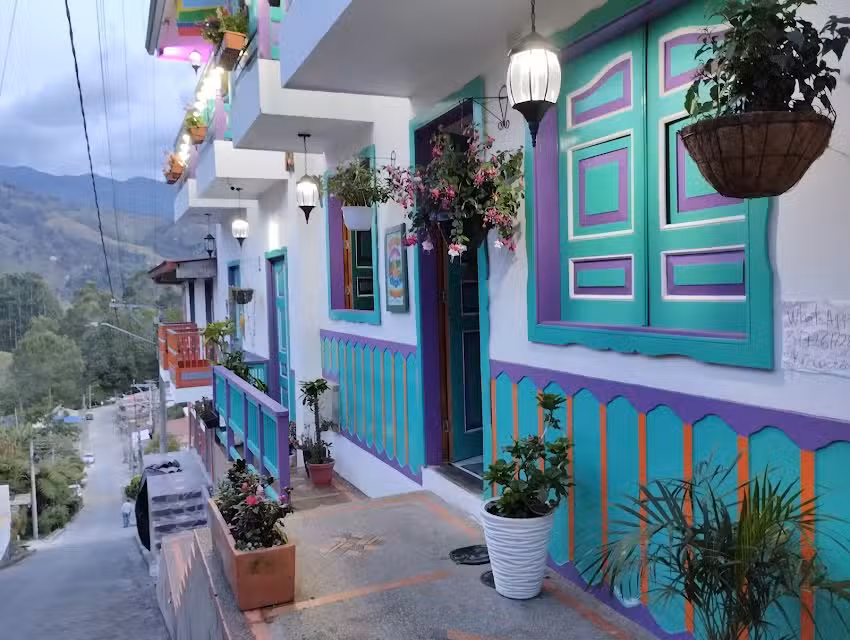 El patio de mi casa hotel &ndash; apartamentos -restaurante tipico &ndash; apartamentos