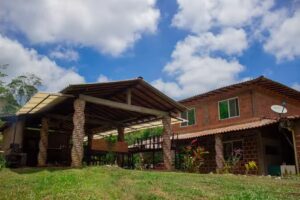 FINCA LA MONARCA “raices en la tierra; sueños en el cielo”