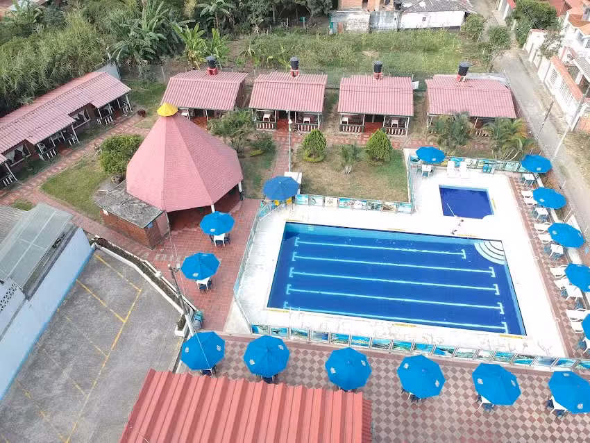 Hotel Caba&ntilde;as piscina restaurante Pelicanos