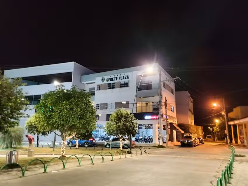 Hotel Ceret&eacute; Plaza