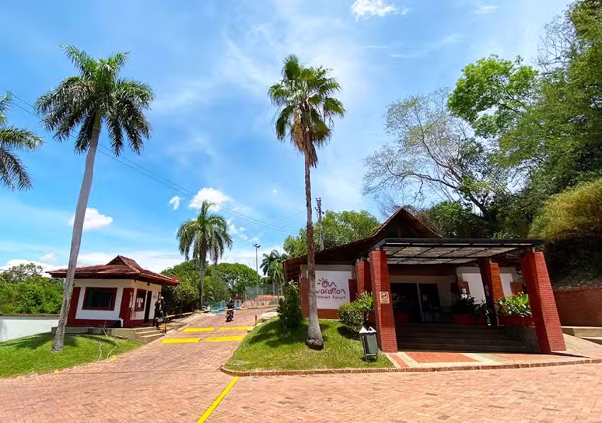 Hotel Girardot Resort On Vacation