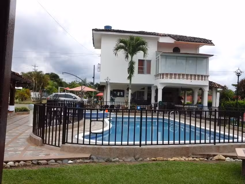 Hotel Piscina La Baranda