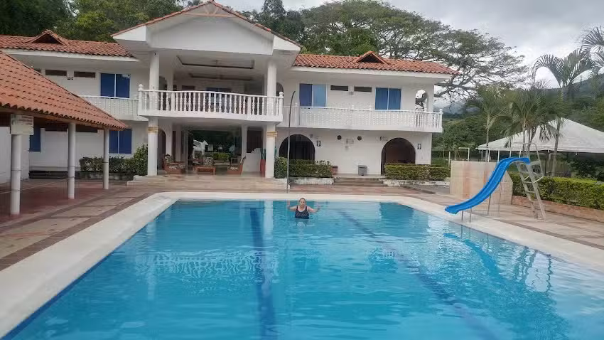 Hotel piscina La Regadera