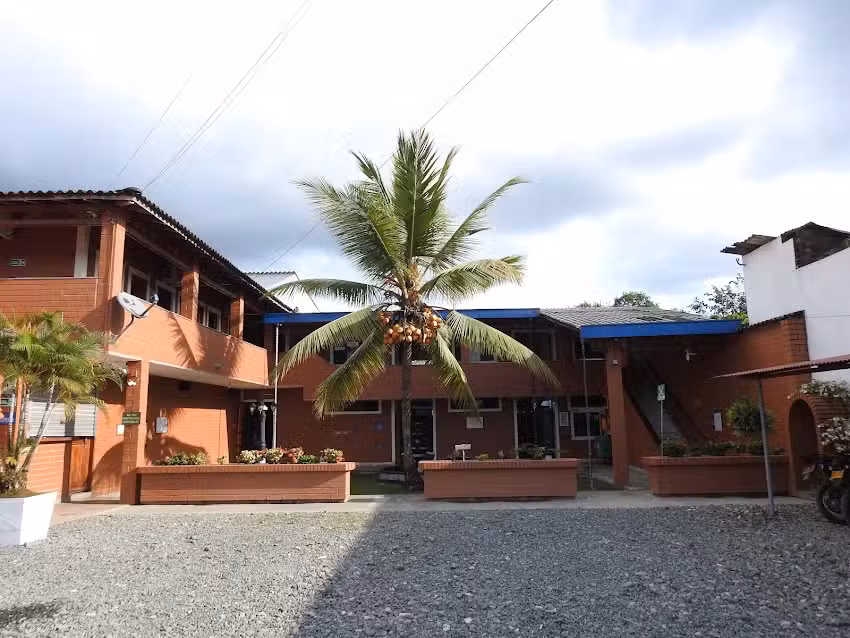 Hotel Y Estadero La Bomba