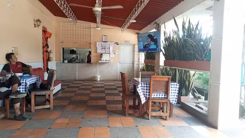 Hotel y parqueadero Avenida