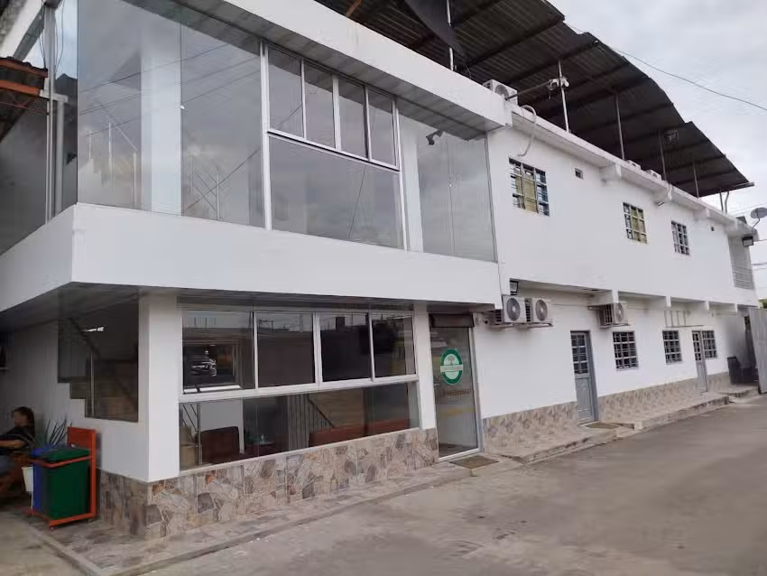 Hotel y Parqueadero Los Naranjos