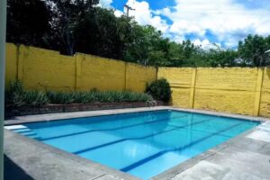 Hotel y piscina Danny