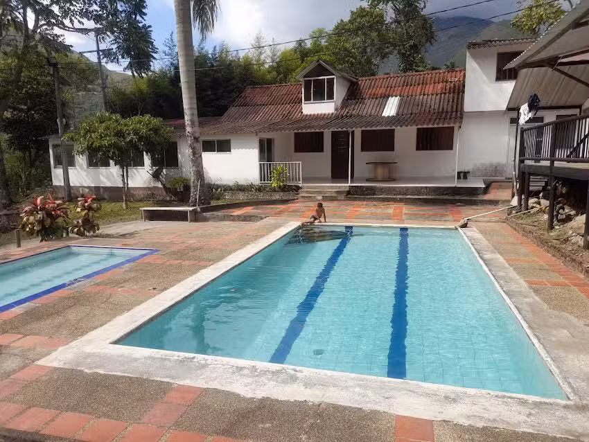 Hotel y Piscinas las Caba&ntilde;as