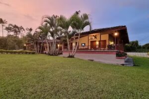 La ubicación de esta finca esta mal. Gire a la derecha y en la Y tome via la Pola y despues de abonamos está El Porvenir