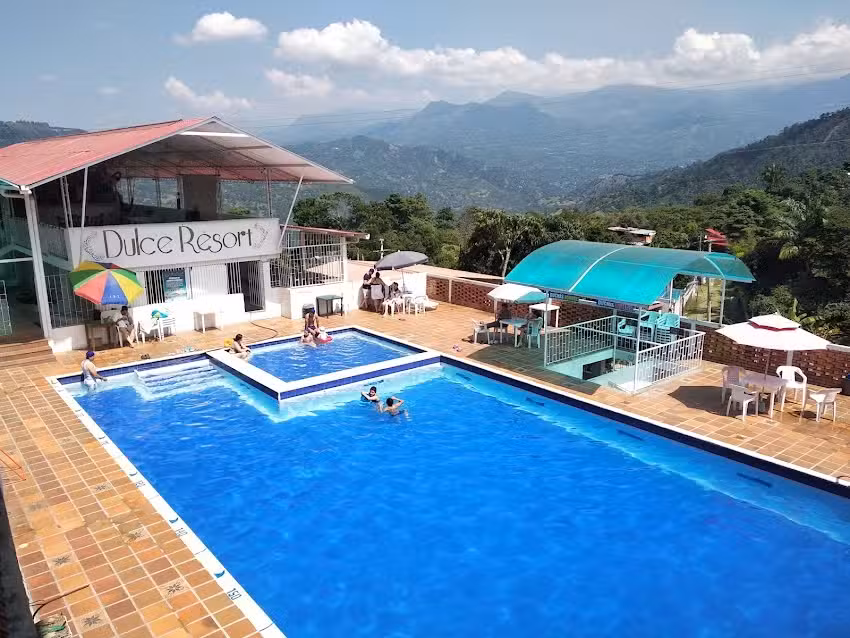 Mesitas Piscina Drag&oacute;n Dulce Resort