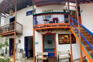 Misi&aacute; Emilia, Hostal