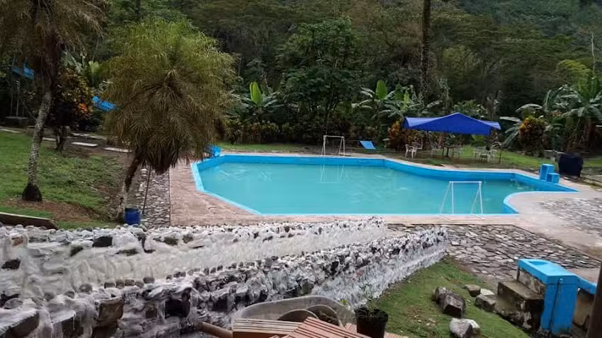 Piscina El &ldquo;Pat&aacute;&rdquo; Caparrap&iacute;