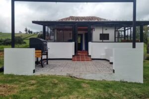 Posada para&iacute;so verde