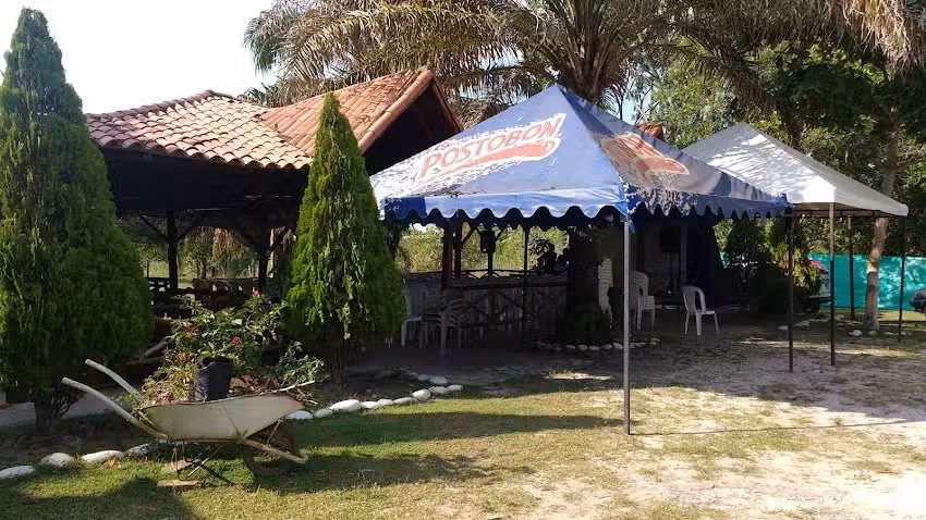 Restaurante y Club de Pesca El Lago