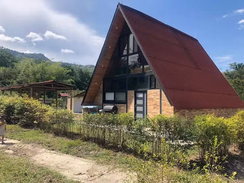 SHADDAI Villeta, Caba&ntilde;as con Jacuzzi Privado, R&iacute;o y Piscina