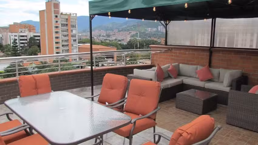 The 9&rsquo;s Aparta Hotel