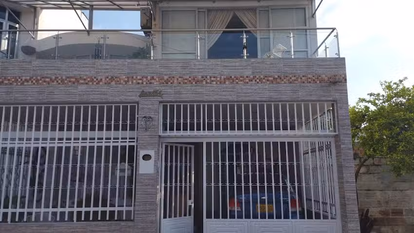 Urbanizaci&oacute;n La Pi&ntilde;uela